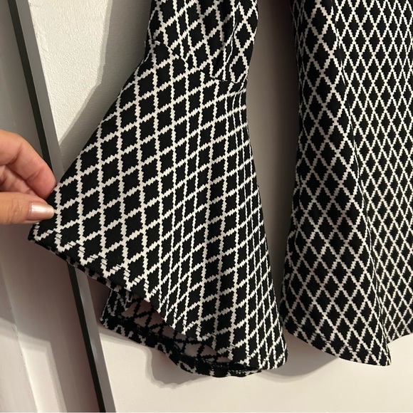 NWT Karen Kane Black & White Diamond Blouse Fitted Bell Sleeves Boat Neck Medium - Picture 5 of 8